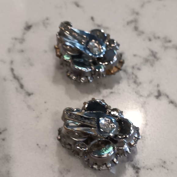 KARU ARKE INC. VINTAGE RHINESTONE CLIP ON EARRINGS. GORGEOUS - Picture 2 of 3